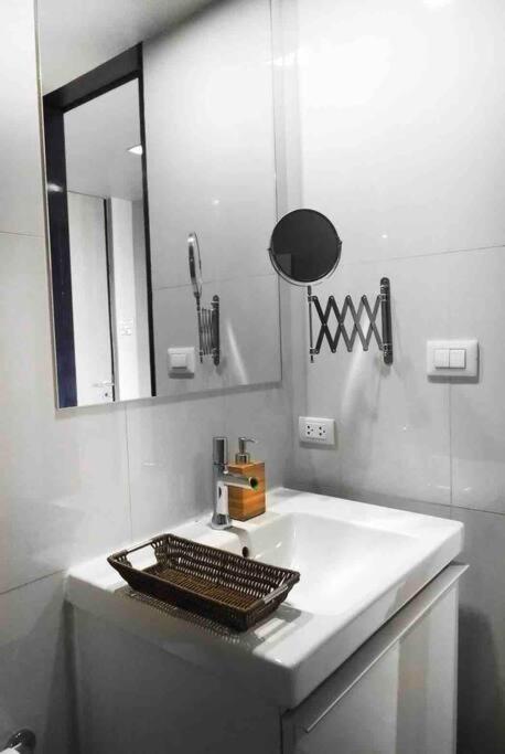 Stylish 1 Bedroom, Nice Pool,Bts Asok, Sukhumvit Bangkok Bagian luar foto